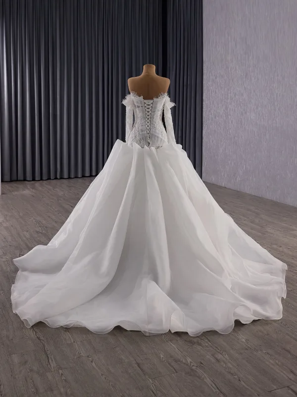 High-end Vintage / Retro White Pearl Lace Flower Wedding Dresses 2025 Ball Gown Off-The-Shoulder Long Sleeve Backless Court Train