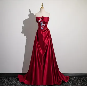 Chinese Style Burgundy Lace Flower Appliques Prom Dresses 2024 A Line Princess Strapless Sleeveless Backless Sweep Train Satin Prom Formal Dresses