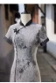 Style Chinois Gris Fendue devant Thé Longueur Promo Cheongsam 2024 Trompette / Sirène Col Haut Manches Courtes