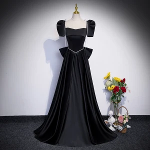 Élégant Noire Faux Diamant Gland Satin Robe De Bal 2023 Princesse Encolure Carrée Manches Courtes Dos Nu Noeud Longue Promo Robe De Ceremonie