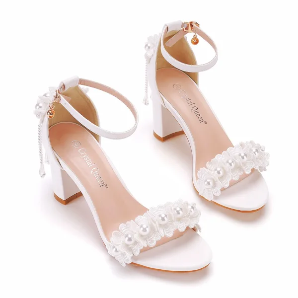 Charmant Blanche En Dentelle Fleur Perle Gland Chaussure De Mariée 2023 Bride Cheville 7 cm Talons Épais Peep Toes / Bout Ouvert Mariage Sandales Talons Hauts