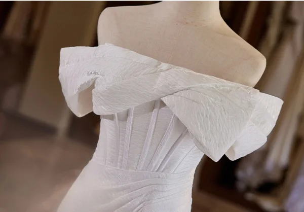 Schlicht Weiß Gespaltete Front Leichtes Brautkleider / Hochzeitskleider 2024 Meerjungfrau Off Shoulder Kurze Ärmel Rückenfreies Sweep / Pinsel Zug Hochzeit