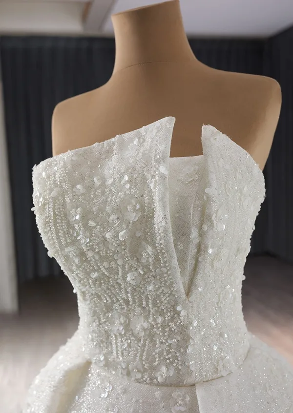 High End Weiß Handgefertigt Perlenstickerei Pailletten Applikationen Brautkleider / Hochzeitskleider 2024 Ballkleid Bandeau Ärmellos Rückenfreies Königliche Schleppe Hochzeit