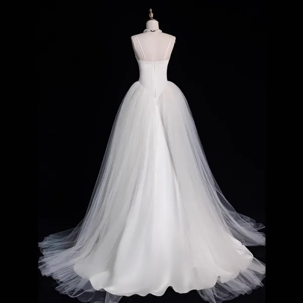 Audrey Hepburn-Stil Weiß Satin Brautkleider / Hochzeitskleider 2023 A Linie Spaghettiträger Ärmellos Rückenfreies Sweep / Pinsel Zug Hochzeit