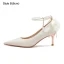 Élégant Ivoire Perle Noeud Bride Cheville Chaussure De Mariée 2023 Satin 8 cm Talons Aiguilles À Bout Pointu Mariage Escarpins Talons Hauts