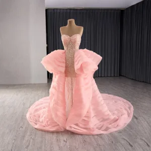 High End Rødmende Rosa Paljetter Gripende Ruffles Brudekjoler Ballkjole 2024 Strapless Uten Ermer Ryggløse Feie Tog Bryllup