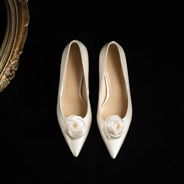 Elegant Ivory Rose Appliques Wedding Shoes 2024 Satin 8 cm Stiletto Heels Pointed Toe Wedding Pumps High Heels