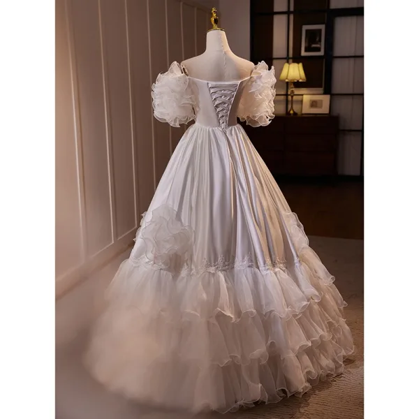 Vintage / Retro White Lace Flower Satin Cascading Ruffles Wedding Dresses 2024 Ball Gown Off-The-Shoulder Short Sleeve Backless Floor-Length / Long Wedding