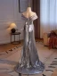 Glitzernden Silber Gespaltete Front Pailletten Abendkleider 2024 Meerjungfrau One-Shoulder Ärmellos Rückenfreies Sweep / Pinsel Zug Abend Festliche Kleider