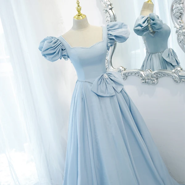 Style Audrey Hepburn Bleu Ciel Dos Nu Robe De Bal 2021 Encolure Carrée Manches Courtes Bretelles croisées Longue Satin Promo Princesse Robe De Cérémonie