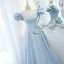 Style Audrey Hepburn Bleu Ciel Dos Nu Robe De Bal 2021 Encolure Carrée Manches Courtes Bretelles croisées Longue Satin Promo Princesse Robe De Cérémonie