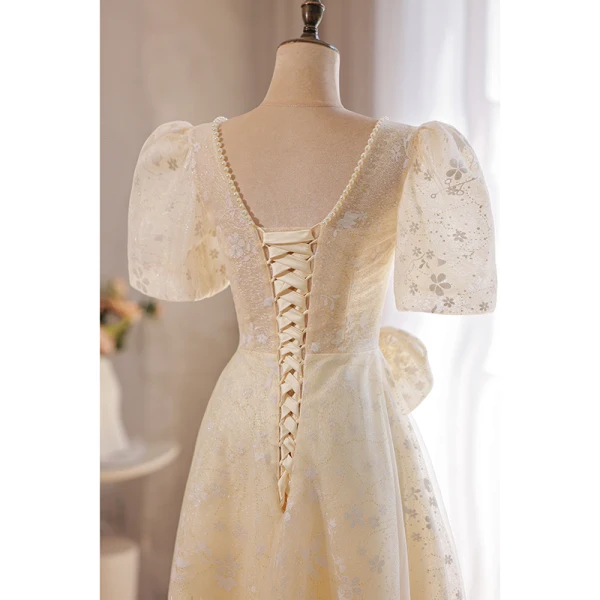 Élégant Champagne En Dentelle Fleur Robe De Bal 2022 Princesse Perle Encolure Carrée Gonflée Manches Courtes Dos Nu Noeud Longue Robe De Ceremonie