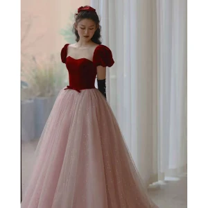 Élégant Bordeaux Paillettes Robe De Bal 2022 Princesse Encolure Dégagée Gonflée Manches Courtes Dos Nu Noeud Ceinture Longue Robe De Ceremonie