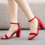 Enkla Röd Gatukläder Casual Mocka Sandaler Dam 2023 Ankelband 7 cm Tjocka Klackar Peep Toe Sandaler Högklackade
