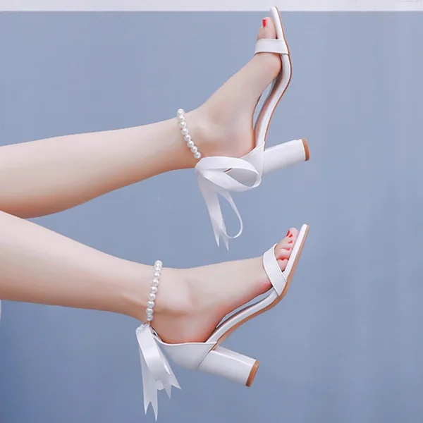Élégant Blanche Perle Bride Cheville Peep Toes / Bout Ouvert Chaussure De Mariée 2024 7 cm Talons Épais Mariage Sandales Talons Hauts