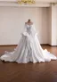 Luxus / Herrlich Ivory / Creme Perle Strass Spitze Blumen Fallende Rüsche Brautkleider / Hochzeitskleider 2026 Ballkleid Rundhalsausschnitt Lange Ärmel Satin Kapelle-Schleppe