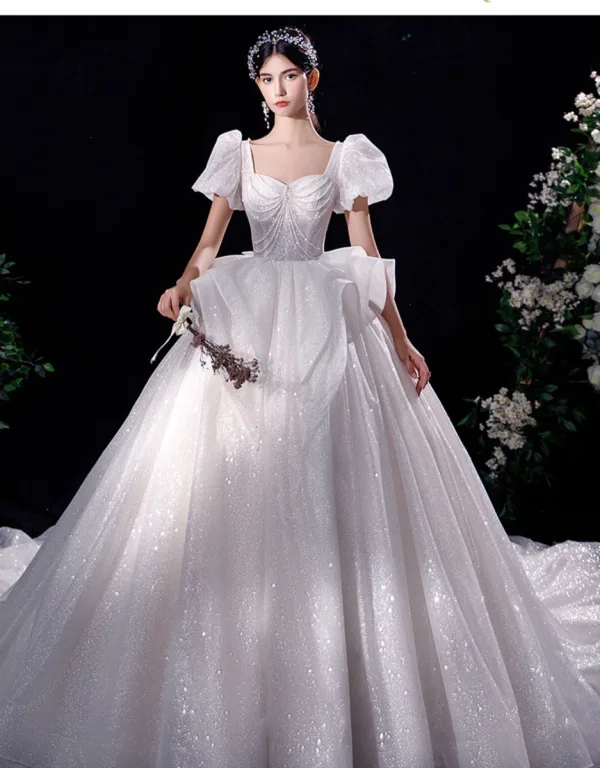 Luxus / Herrlich Ivory / Creme Perlenstickerei Perle Pailletten Brautkleider / Hochzeitskleider 2022 Ballkleid Eckiger Ausschnitt Geschwollenes Kurze Ärmel Rückenfreies Schleife Königliche Schleppe Hochzeit