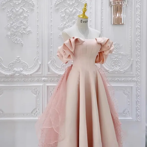 Élégant Rougissant Rose Volants en Cascade Satin Robe De Bal 2024 Princesse Volants De l'épaule Manches Courtes Dos Nu Train De Balayage Robe De Ceremonie
