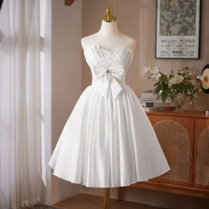 Sjarmerende Hvit Rhinestone Sløyfe Homecoming Graduation Kjoler 2025 Ballkjole Strapless Uten Ermer Ryggløse Lange Formelle Kjoler