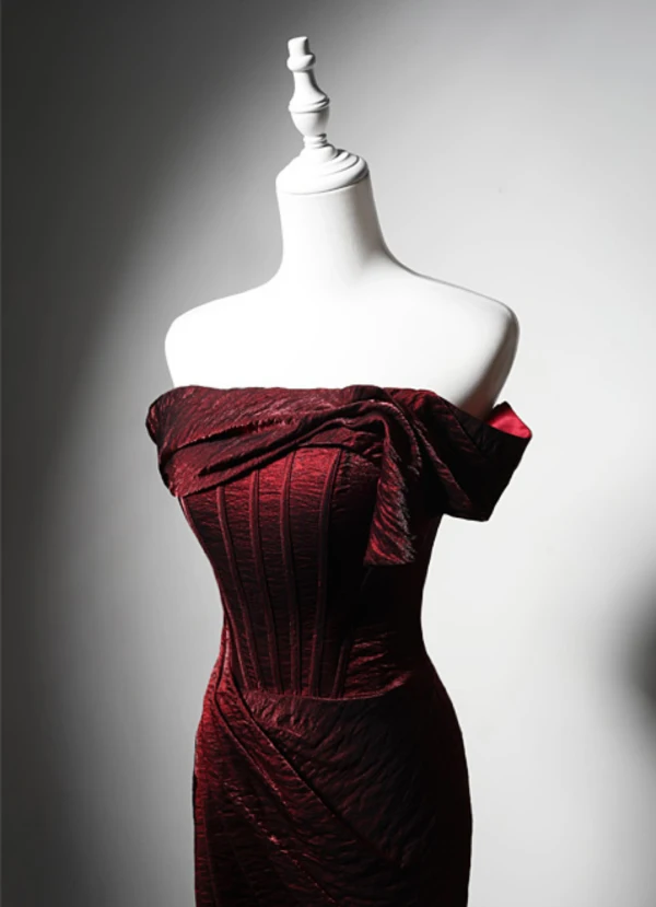 Elegante Burgunderrot Ballkleider 2024 Meerjungfrau Bandeau Ärmellos Rückenfreies Sweep / Pinsel Zug Ball Festliche Kleider