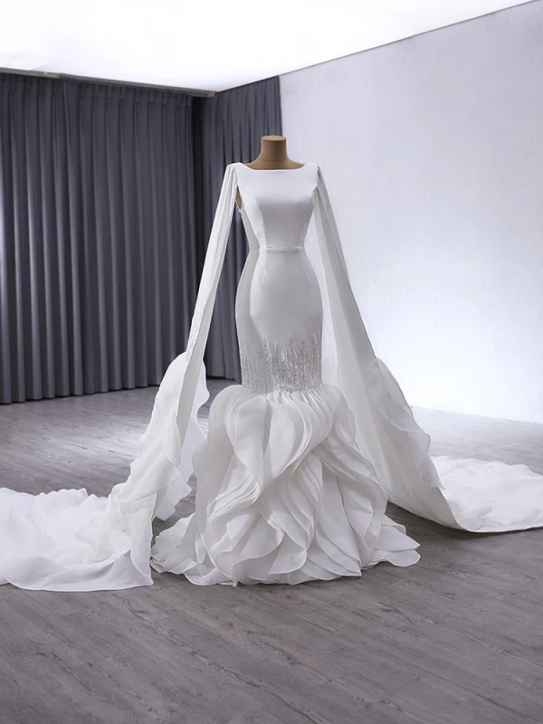 High End Weiß Pailletten Satin Fallende Rüsche Brautkleider / Hochzeitskleider 2024 Meerjungfrau Rundhalsausschnitt Ärmellos Rückenfreies Hof-Schleppe Hochzeit