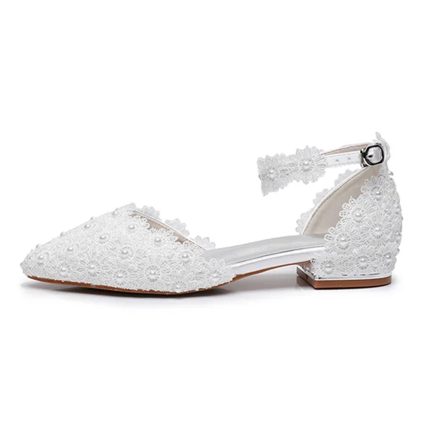 Elegant White Pearl Lace Flower Flat Wedding Shoes 2024 Ankle Strap Pointed Toe Wedding Sandals