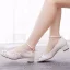 Chic Faux Diamant En Dentelle Fleur Blanche Talon Bas Chaussure De Mariée 2023 Bride Cheville 3 cm Talons Épais À Bout Pointu Chaussure De Mariée Talons Hauts