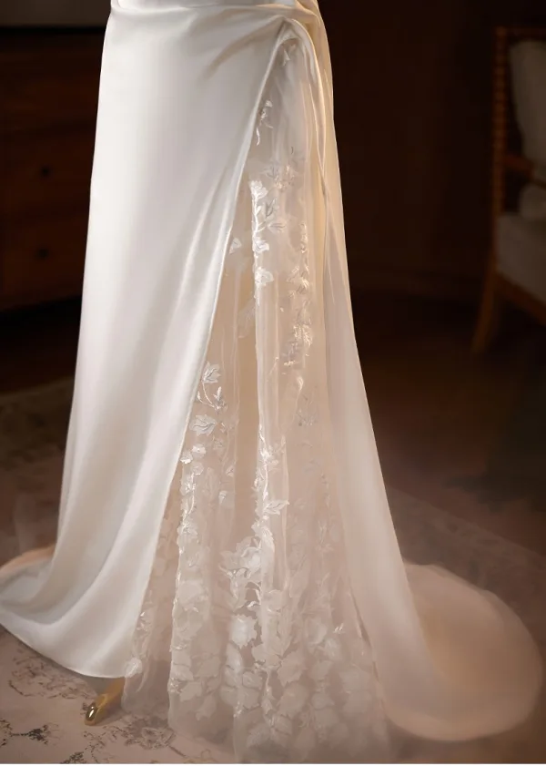 Schöne Weiß Spitze Blumen Applikationen Satin Leichtes Brautkleider / Hochzeitskleider 2025 A Linie Spaghettiträger Ärmellos Rückenfreies Sweep / Pinsel Zug Hochzeit