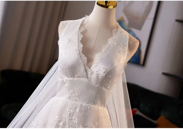 Vintage / Retro White Lace Flower Sweep Train Wedding Dresses Ball Gown 2025 V-Neck Sleeveless Backless