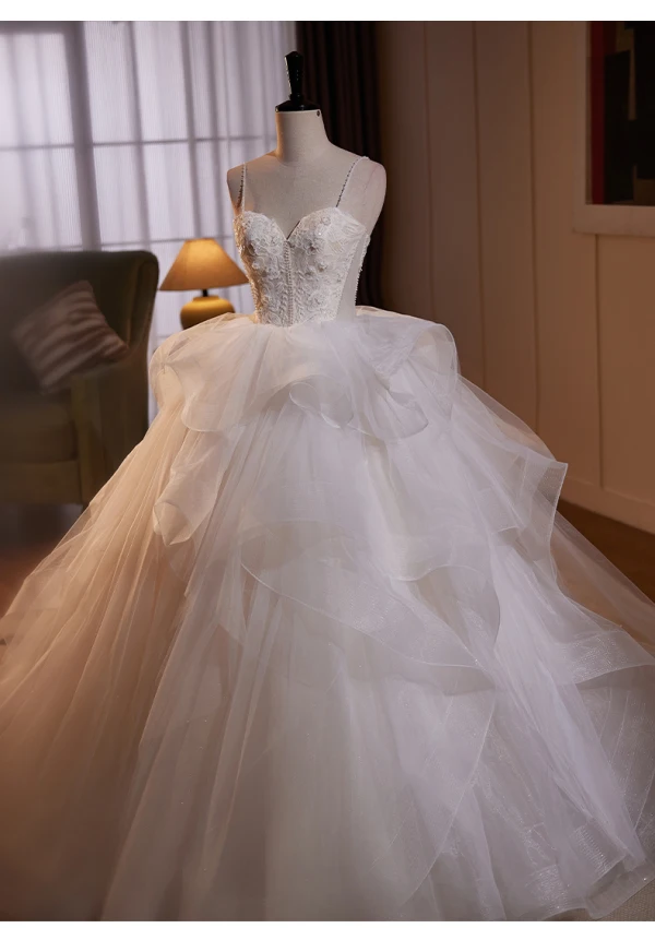 Charmant Blanche Perlage Perle Paillettes En Dentelle Fleur Volants en Cascade Légère Robe De Mariée 2024 Robe Boule Bretelles Spaghetti Sans Manches Dos Nu