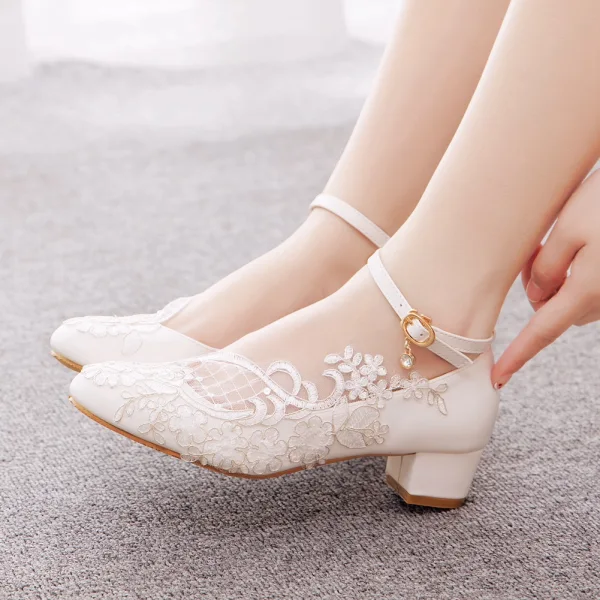 Chic / Belle Blanche Bride Cheville En Dentelle Fleur Talon Bas Chaussure De Mariée 2023 3 cm Talons Épais À Bout Rond Mariage Escarpins