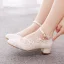Chic / Belle Blanche Bride Cheville En Dentelle Fleur Talon Bas Chaussure De Mariée 2023 3 cm Talons Épais À Bout Rond Mariage Escarpins