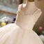 Elegante Weiß Perle Hochzeit Blumenmädchenkleider 2026 Ballkleid Spaghettiträger Ärmellos Rückenfreies Wadenlang