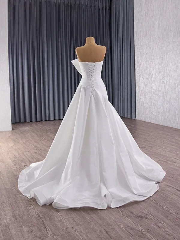 Elegante Weiß Strass Satin Brautkleider / Hochzeitskleider 2025 Ballkleid Bandeau Ärmellos Schleife Rückenfreies Sweep / Pinsel Zug
