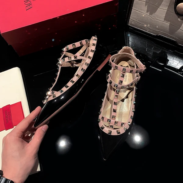Charmant Blanche Été Vêtement de rue Plate Chaussures Femmes 2022 Cuir T-Strap Rivet À Bout Pointu Chaussures Femmes
