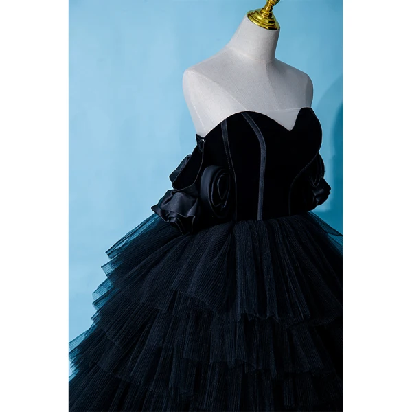 Audrey Hepburn-Stil Schwarz Fallende Rüsche Abendkleider 2023 Ballkleid Bandeau Ärmellos Rückenfreies Sweep / Pinsel Zug Abend Festliche Kleider