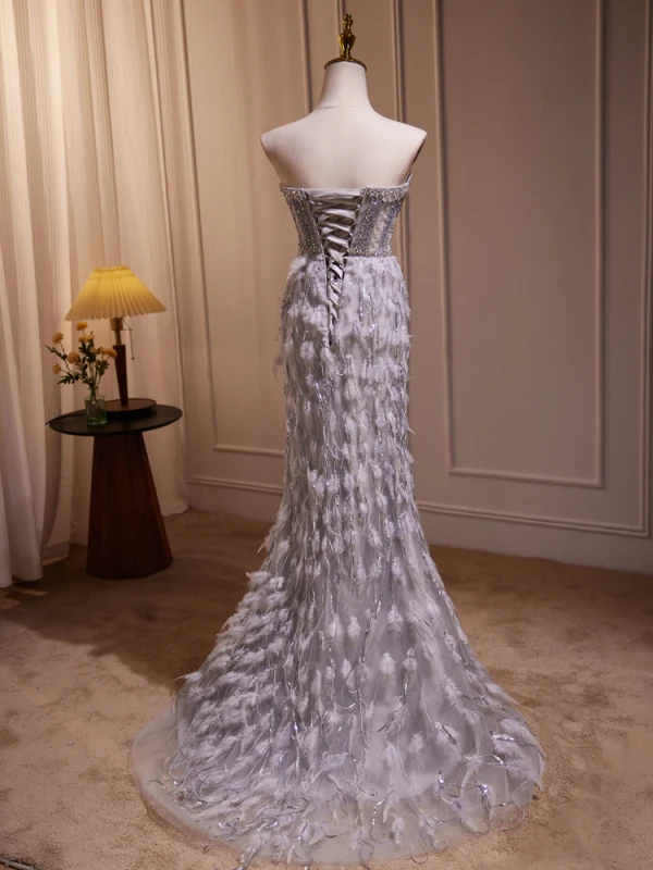 High End Charmant Grau Handgefertigt Perlenstickerei Perle Pailletten Feder Abendkleider 2024 Meerjungfrau Bandeau Ärmellos Rückenfreies Sweep / Pinsel Zug Strand