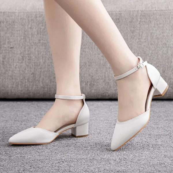 Schlicht Ivory / Creme Freizeit Satin Sandalen Damen 2023 Knöchelriemen 4 cm Thick Heels Low Heel Spitzschuh Sandaletten