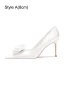 Elegante Ivory / Creme Applikationen Leder Satin Brautschuhe 2024 Knöchelriemen 8 cm Stilettos Spitzschuh Hochzeit Pumps Hochhackige
