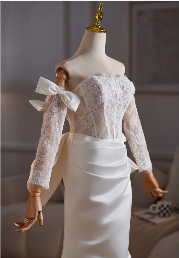 Elegante Ivory / Creme Spitze Blumen Satin Brautkleider / Hochzeitskleider 2025 Meerjungfrau Bandeau 3/4 Ärmel Rückenfreies Schleife Sweep / Pinsel Zug
