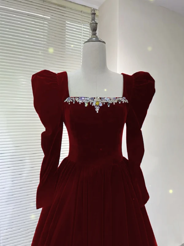 Audrey Hepburn-Stil Burgunderrot Winter Wildleder Ballkleider 2023 A Linie Eckiger Ausschnitt Lange Ärmel Rückenfreies Lange Ball Festliche Kleider