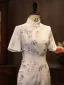 Chinesischer Stil Weiß Drucken Gespaltete Front Wadenlang Cheongsam 2026 Meerjungfrau Stehkragen Kurze Ärmel