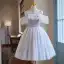 Simple Blanche Perlage Paillettes de retour Robe De Graduation 2024 De l'épaule Manches Courtes Dos Nu Courte Robe De Ceremonie