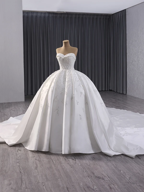 Luxus / Herrlich Weiß Handgefertigt Perlenstickerei Pailletten Satin Brautkleider / Hochzeitskleider 2024 Ballkleid Bandeau Ärmellos Rückenfreies Königliche Schleppe Hochzeit
