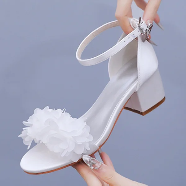 Simple Blanche Appliques Satin Chaussure De Mariée 2024 Bride Cheville 5 cm Talons Épais Peep Toes / Bout Ouvert Mariage Sandales Talons Hauts
