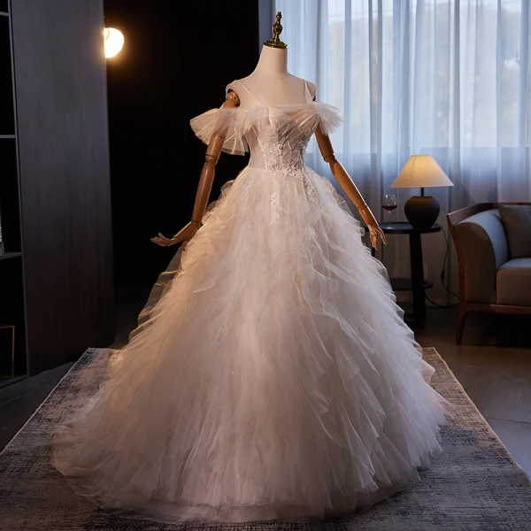 Charmant Weiß Perlenstickerei Perle Spitze Blumen Fallende Rüsche Leichtes Brautkleider / Hochzeitskleider 2024 Ballkleid Spaghettiträger Ärmellos Rückenfreies Sweep / Pinsel Zug