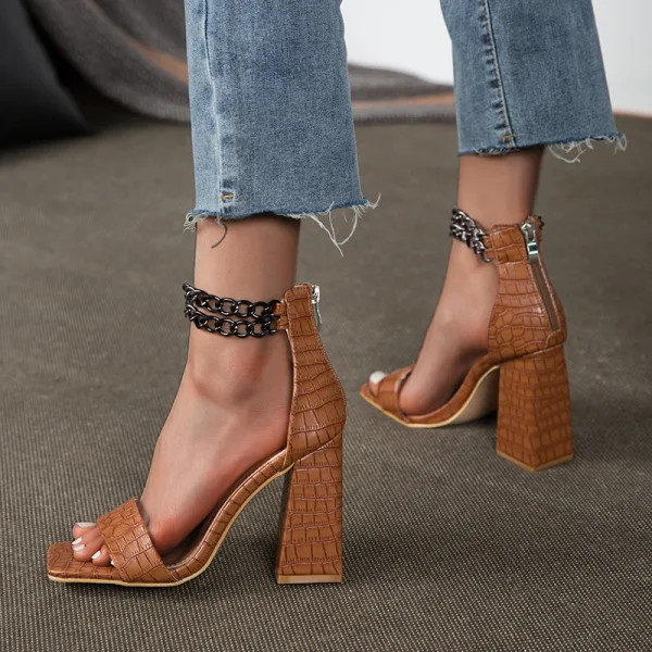 Sexy Braun Abend Sandalen Damen 2022 Metall Knöchelriemen 10 cm Thick Heels Peeptoes Sandaletten Hochhackige