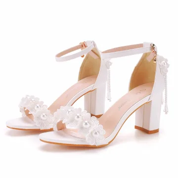 Charmant Blanche En Dentelle Fleur Perle Gland Chaussure De Mariée 2023 Bride Cheville 7 Cm Talons Épais Peep Toes Bout Ouvert Mariage Sandales Talons Hauts