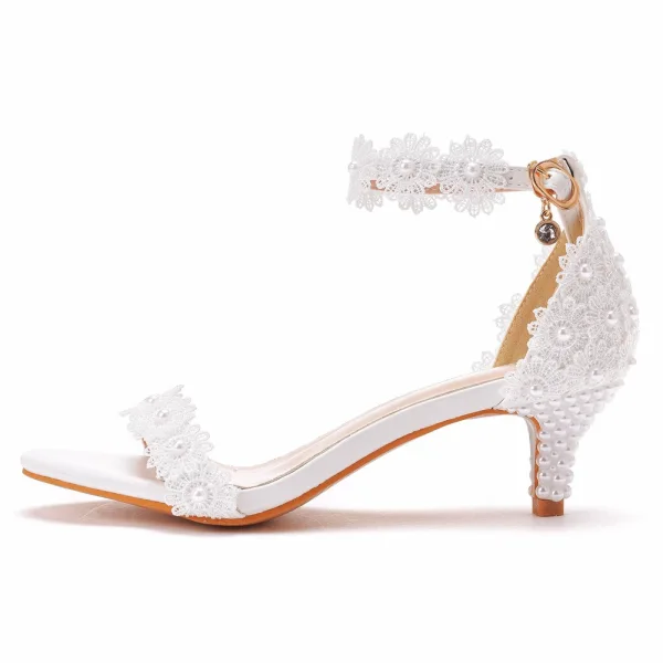 Sexy Blanche Perle Bride Cheville En Dentelle Fleur Chaussure De Mariée 2022 5 cm Talons Aiguilles Peep Toes / Bout Ouvert Mariage Sandales Talons Hauts
