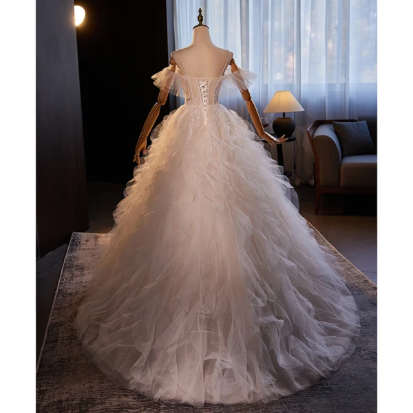 Charmant Weiß Perlenstickerei Perle Spitze Blumen Fallende Rüsche Leichtes Brautkleider / Hochzeitskleider 2024 Ballkleid Spaghettiträger Ärmellos Rückenfreies Sweep / Pinsel Zug